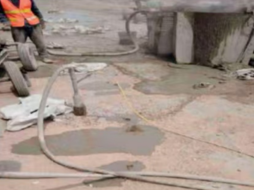 三更罗镇水泥混凝土路面板底注浆技术 路面脱空注浆整治方案