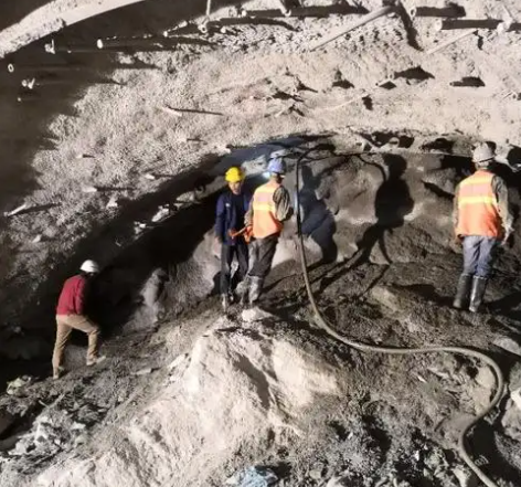 三更罗镇拱顶带模注浆料的施工流程及注意事项